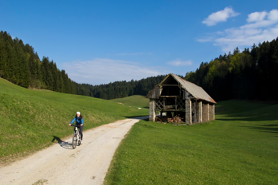 Nice road from Sv. Trije Kralji towards Goropeke village