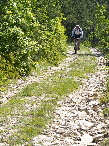Descent towards a church in Zanigrad