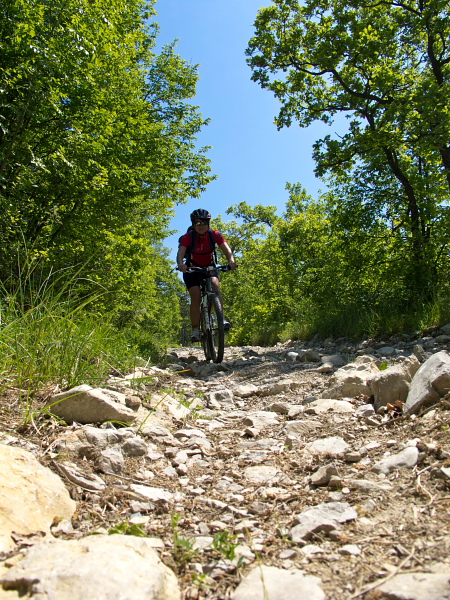 Descent towards a church in Zanigrad