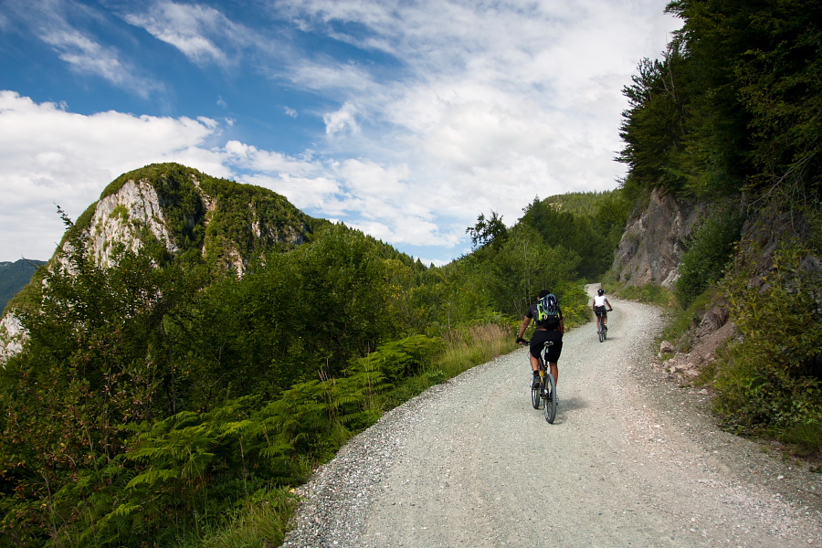 Uphill towards Uskovnica