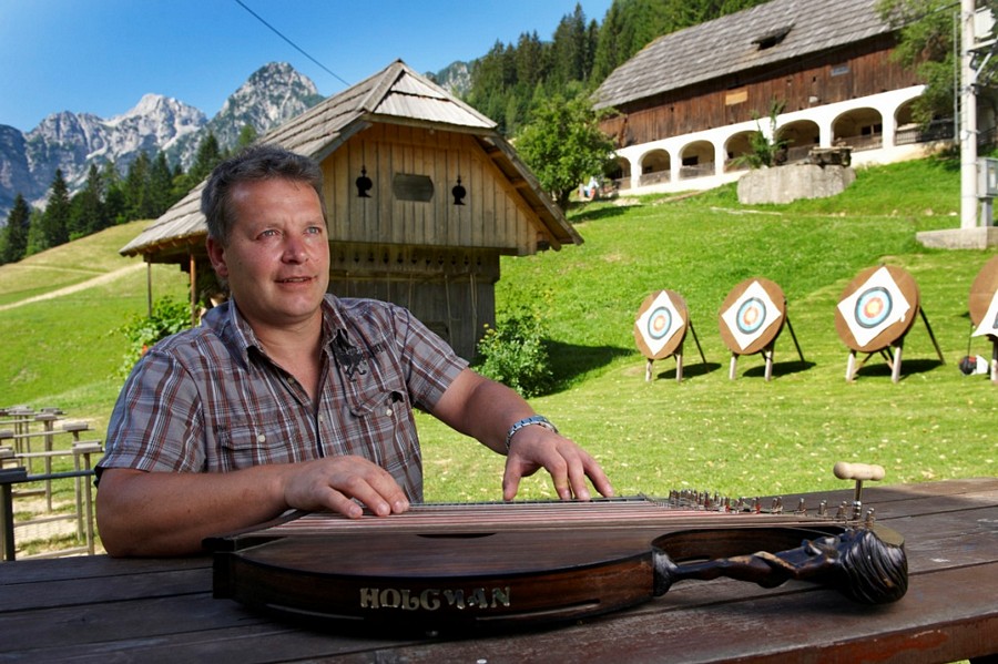 Gradišnik Tourist farm, Karli playing zither