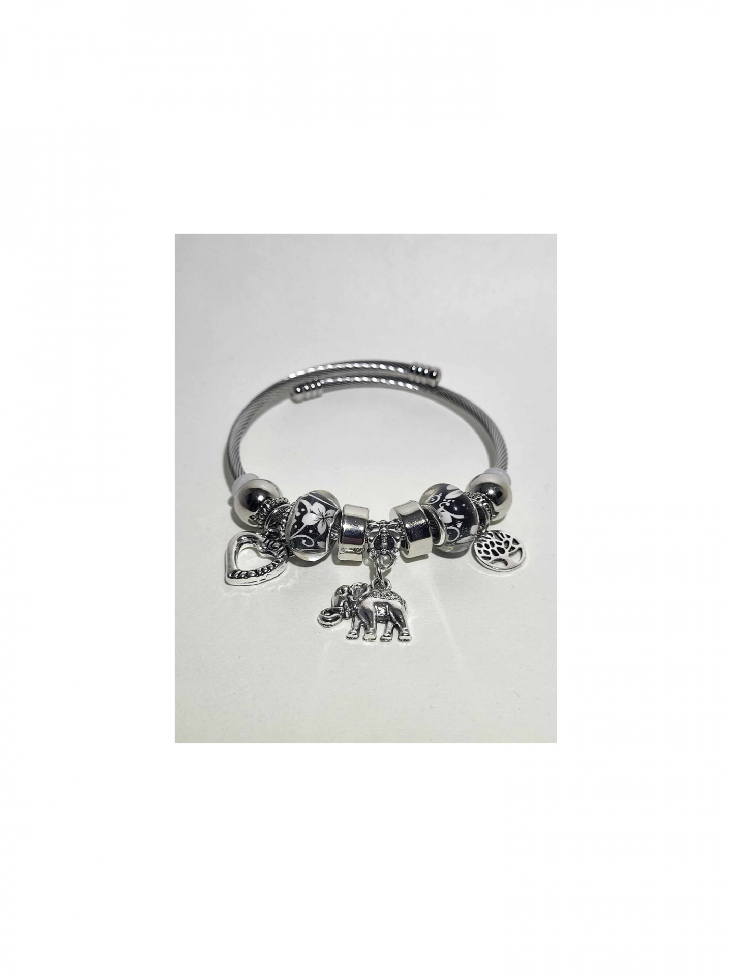 Zapestnica z izdolbljenim srcem črno bela