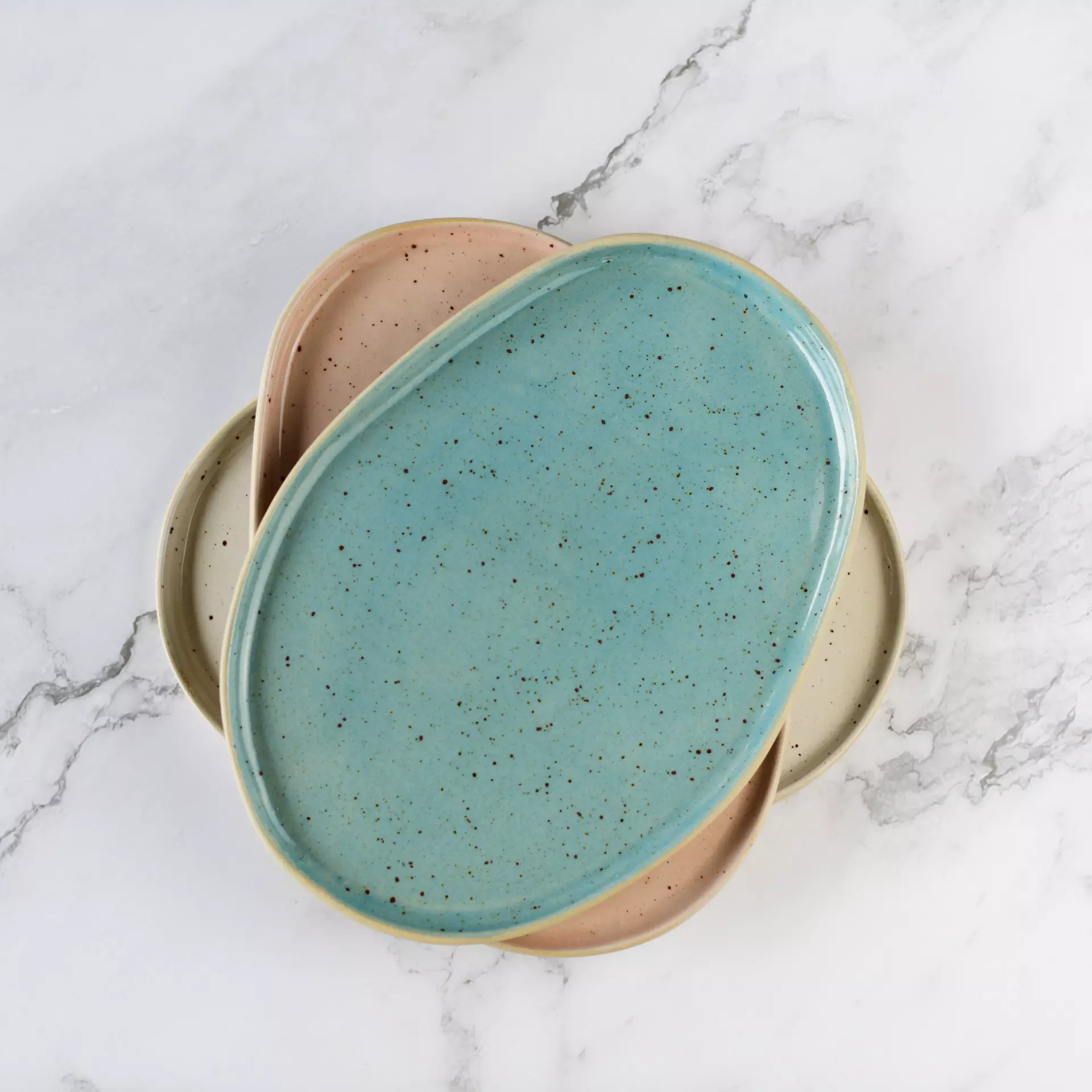 Krožniki organske, ovalno asimetrične oblike